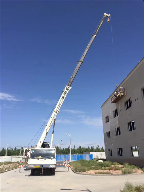 青浦区“轻装强干”—— 吊车的 “轻量化臂架” 技术